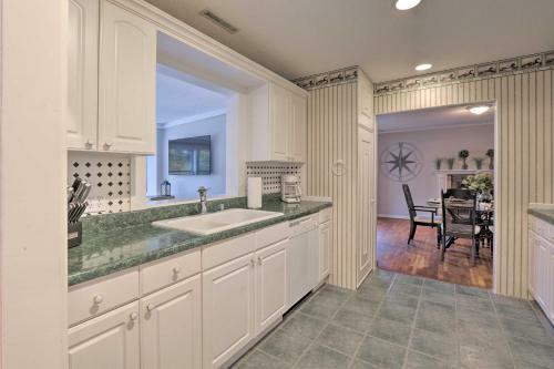 Hilton Head Golfers Getaway Waterfront Location!