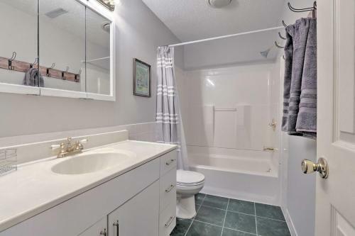Hilton Head Golfers Getaway Waterfront Location!