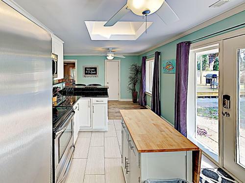 New Listing! Cute Home With Big Backyard, Near Beach Home