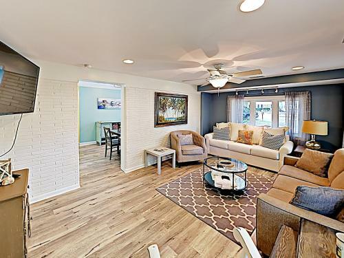 New Listing! Cute Home With Big Backyard, Near Beach Home