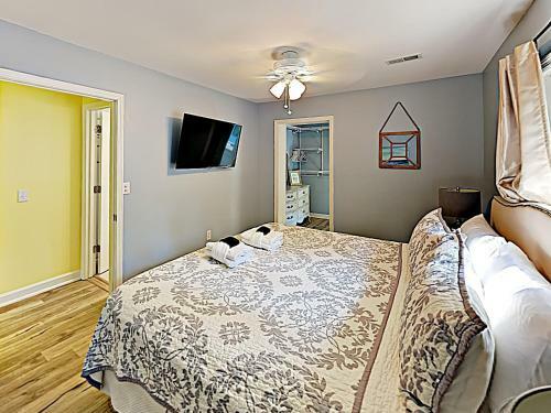 New Listing! Cute Home With Big Backyard, Near Beach Home