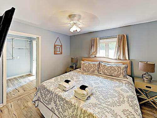 New Listing! Cute Home With Big Backyard, Near Beach Home