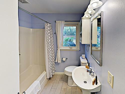 New Listing! Cute Home With Big Backyard, Near Beach Home