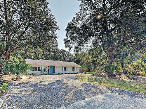New Listing! Cute Home With Big Backyard, Near Beach Home