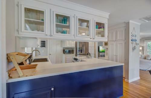 11 43rd Avenue
