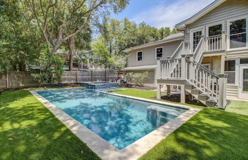 11 43rd Avenue