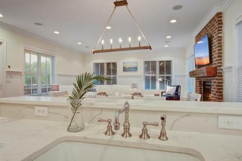 1 Palm Court