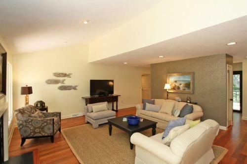 7 Edgewater Ally