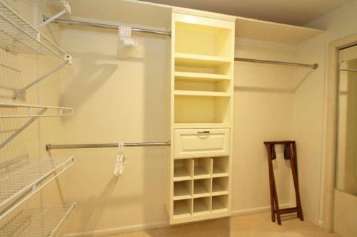 7 Edgewater Ally