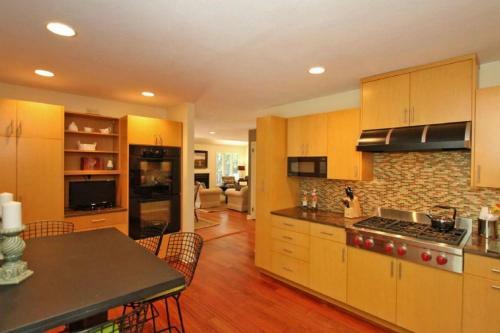 7 Edgewater Ally