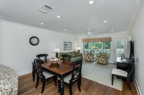 Villa 1380 Fairway Oaks