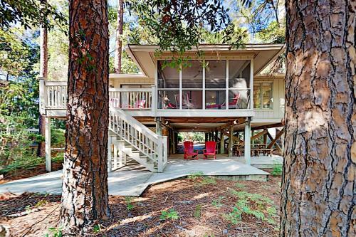 Charming Creekside Cottage With Pool & Screened Porch Home