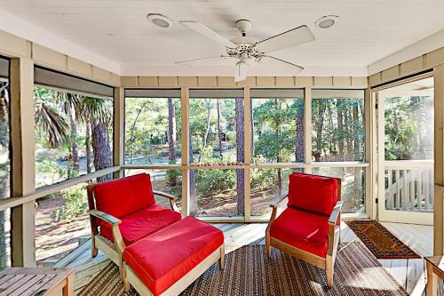 Charming Creekside Cottage With Pool & Screened Porch Home