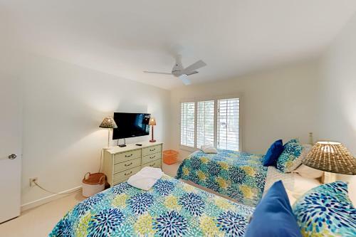Charming Creekside Cottage With Pool & Screened Porch Home