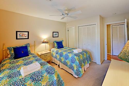Charming Creekside Cottage With Pool & Screened Porch Home