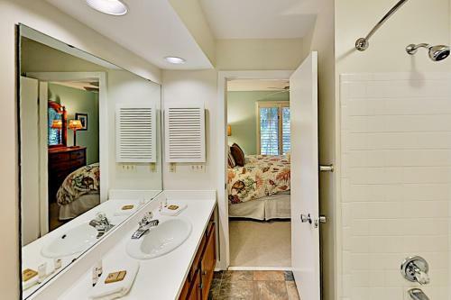 Charming Creekside Cottage With Pool & Screened Porch Home