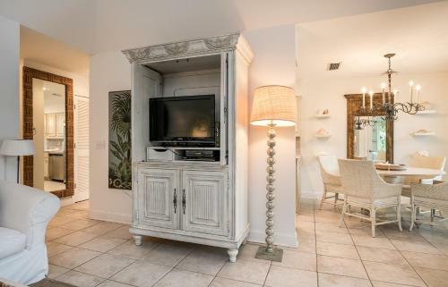 4758 Tennis Club Villa