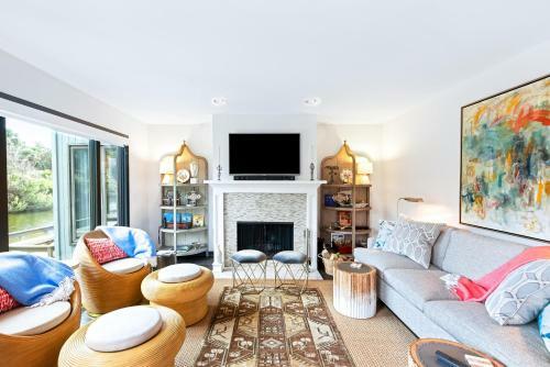 4587 Parkside Villa