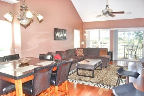 Apartamento 6000 Windsor Green Way 301 Condo
