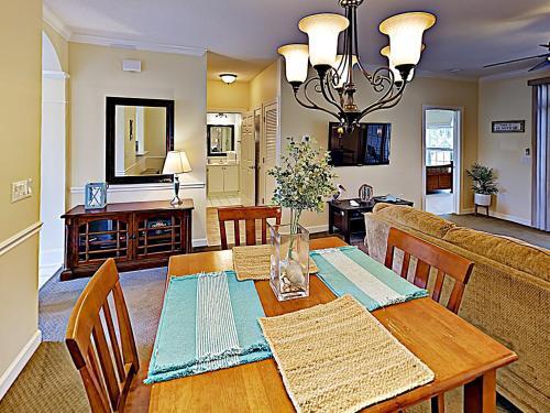 Apartamento New Listing! Coastal Condo With Pools On Golf Course Condo