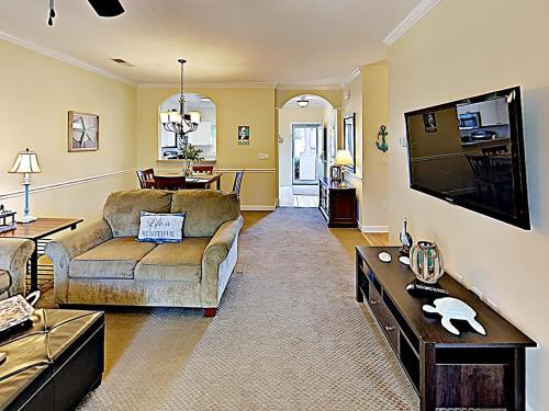 Apartamento New Listing! Coastal Condo With Pools On Golf Course Condo