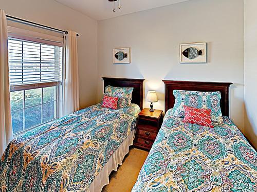 Apartamento New Listing! Coastal Condo With Pools On Golf Course Condo