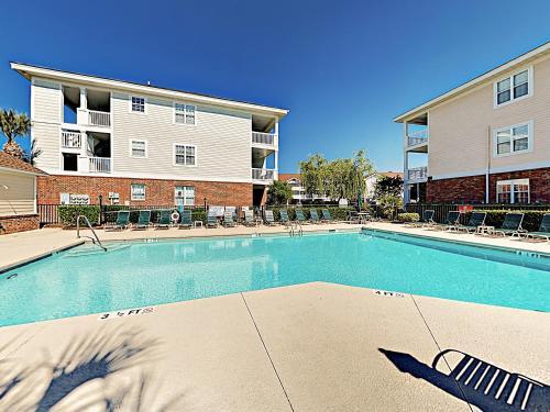 Apartamento New Listing! Coastal Condo With Pools On Golf Course Condo