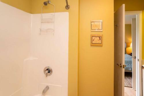 L 212 Harbor Island Condo