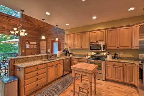 Spacious Family Retreat Steps To Lake Keowee