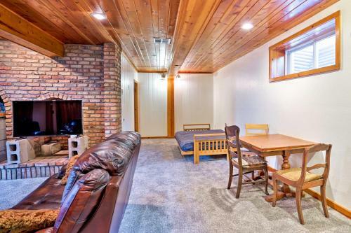 Custer Home With Deck And Porch - Walk Downtown!