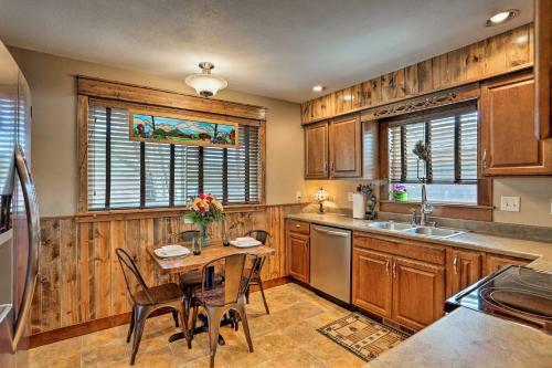 Cozy Custer Cottage With Deck Walk To Shops And Food!
