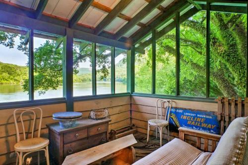 Riverfront Home With Large Yard - 11 Mi To Dtwn!