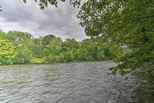 Updated Elizabethton House With Deck On Watauga River