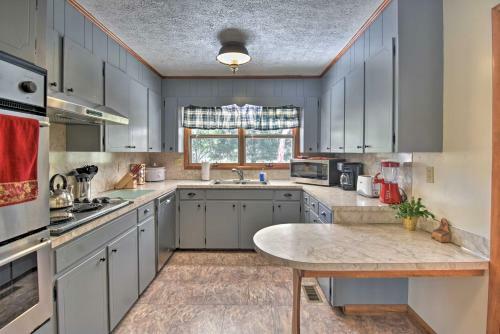 Updated Elizabethton House With Deck On Watauga River