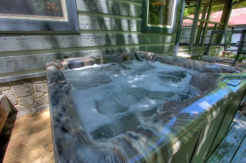Living Waters #376 By Aunt Bug's Cabin Rentals