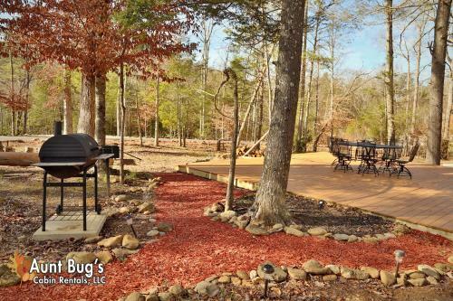 Swimmin With Bears #375 By Aunt Bug's Cabin Rentals