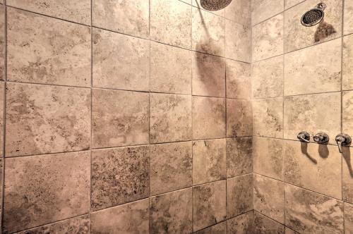 Quaint Home With Pool Access - 3 Miles To Downtown!