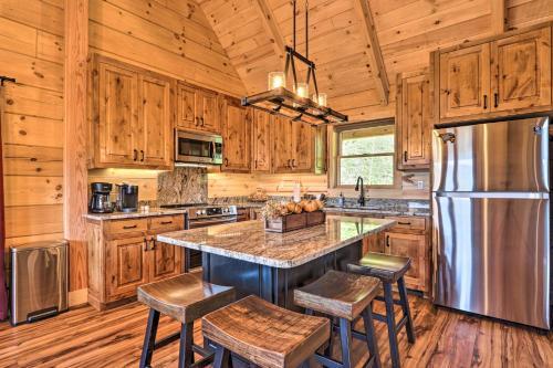 Spacious Mountain Retreat With Hot Tub And Views!