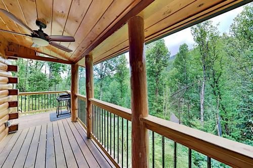 Mountain Wolf's Cabin - Basecamp Near Downtown Home
