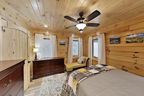 Mountain Wolf's Cabin - Basecamp Near Downtown Home