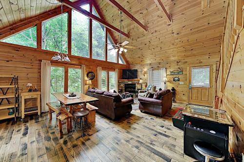 The Bear Essentials Getaway With Hot Tub Cabin