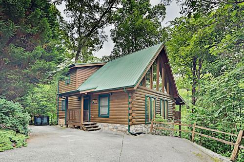 The Bear Essentials Getaway With Hot Tub Cabin