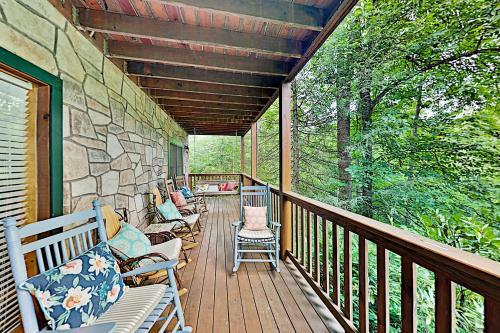 The Bear Essentials Getaway With Hot Tub Cabin