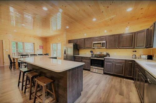 Luxury 5/5.5 Cabin: Theater + Game Room!