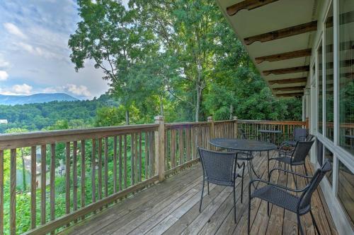 Cabin With Mount Leconte Views, Hot Tub, Pool Table!