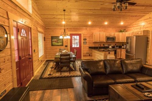 New Two Bedroom Cabin-now Available To Book! Home