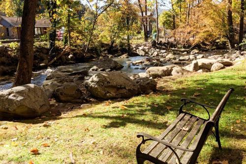 Apartamento Luxe Creekside End Unit With Pool - Walk Downtown! Condo