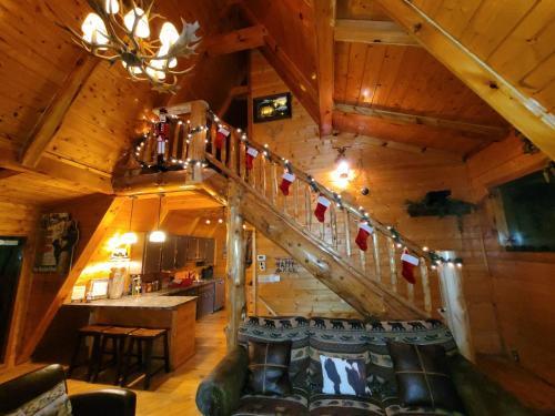Bear Mountain Retreat - Big Views, Spa, Game Room Home