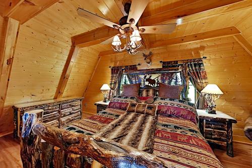 Bear Mountain Retreat - Big Views, Spa, Game Room Home