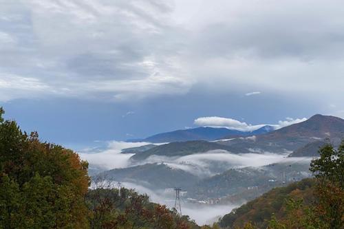 Bear Mountain Retreat - Big Views, Spa, Game Room Home